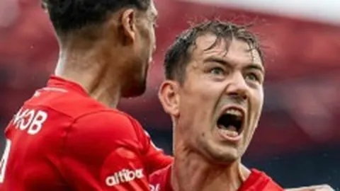 库里独得52分率勇士逆转胜灰熊，巴特勒贡献关键，替补表现不佳引发忧虑